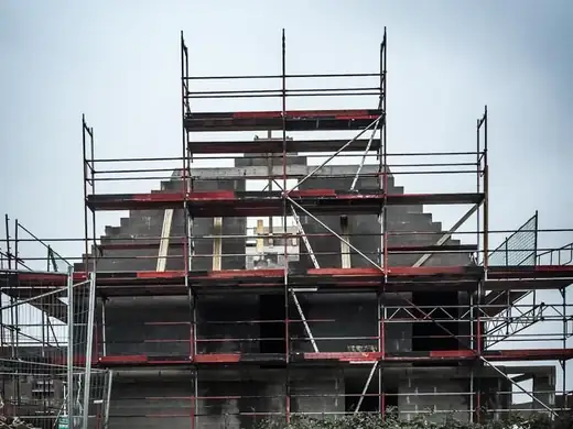 Ein im Bau befindliches Gebäude mit Gerüst darum herum