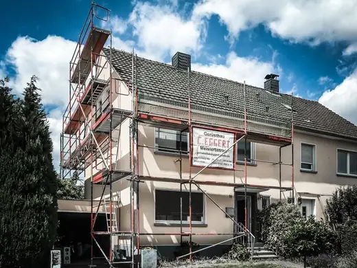 Ein Haus mit einem Gerüst an der Seite.