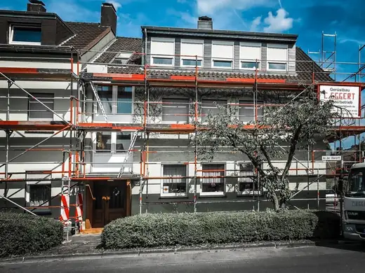 Ein Gebäude wird umgebaut und ist von einem Gerüst umgeben