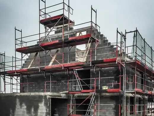 Ein im Bau befindliches Gebäude mit Gerüst darum herum