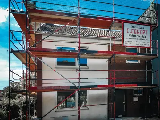 Ein Gebäude mit Gerüst und einem Schild mit der Aufschrift „C. Eggert“