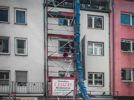 Ein Schild an der Seite eines Gebäudes mit der Aufschrift „C. Eggert“