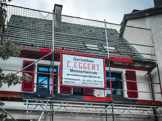 An der Seite eines Gebäudes steht ein Gerüst.
