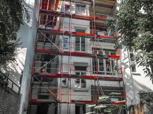 Ein Gebäude mit Gerüst an der Seite