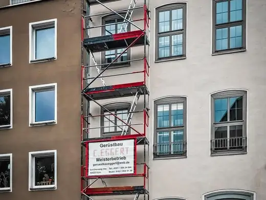 An der Seite eines Gebäudes steht ein Gerüst.