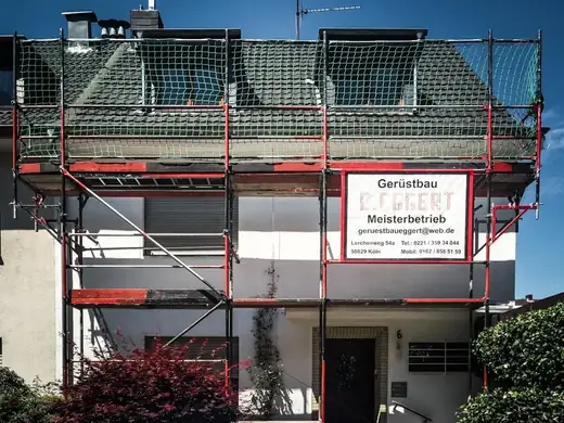 Ein Haus mit Gerüst und einem Schild mit der Aufschrift „C. Eggert“
