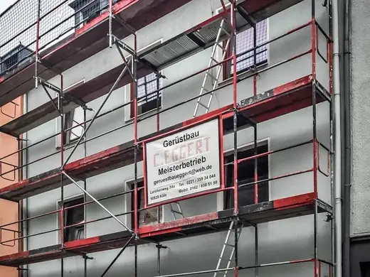 Ein Gebäude mit einem Gerüst an der Seite.