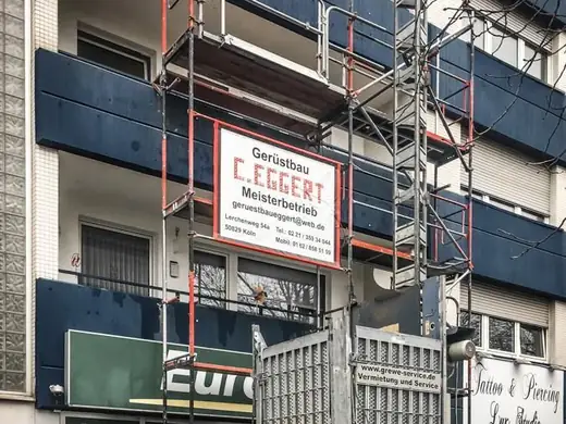 Ein Gebäude mit Gerüsten und einem Schild mit der Aufschrift „C. Eggert“