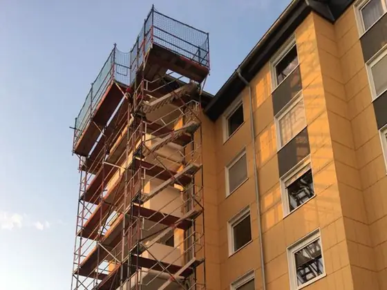 Gerüstbau C. Eggert – Treppenturm an einem Wohngebäude